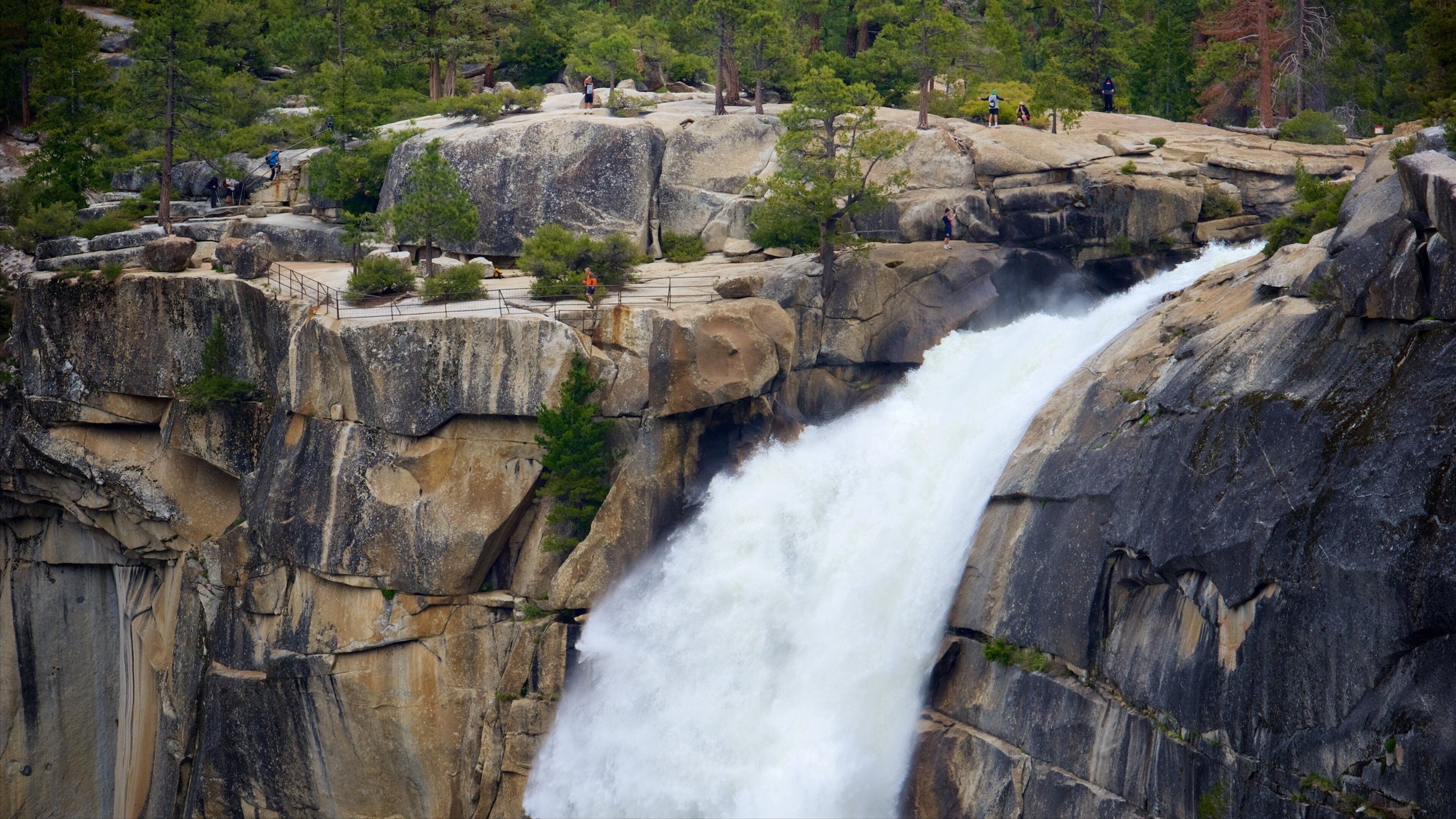 Nevada Falls inclusief een cascade en een kloof of ravijn