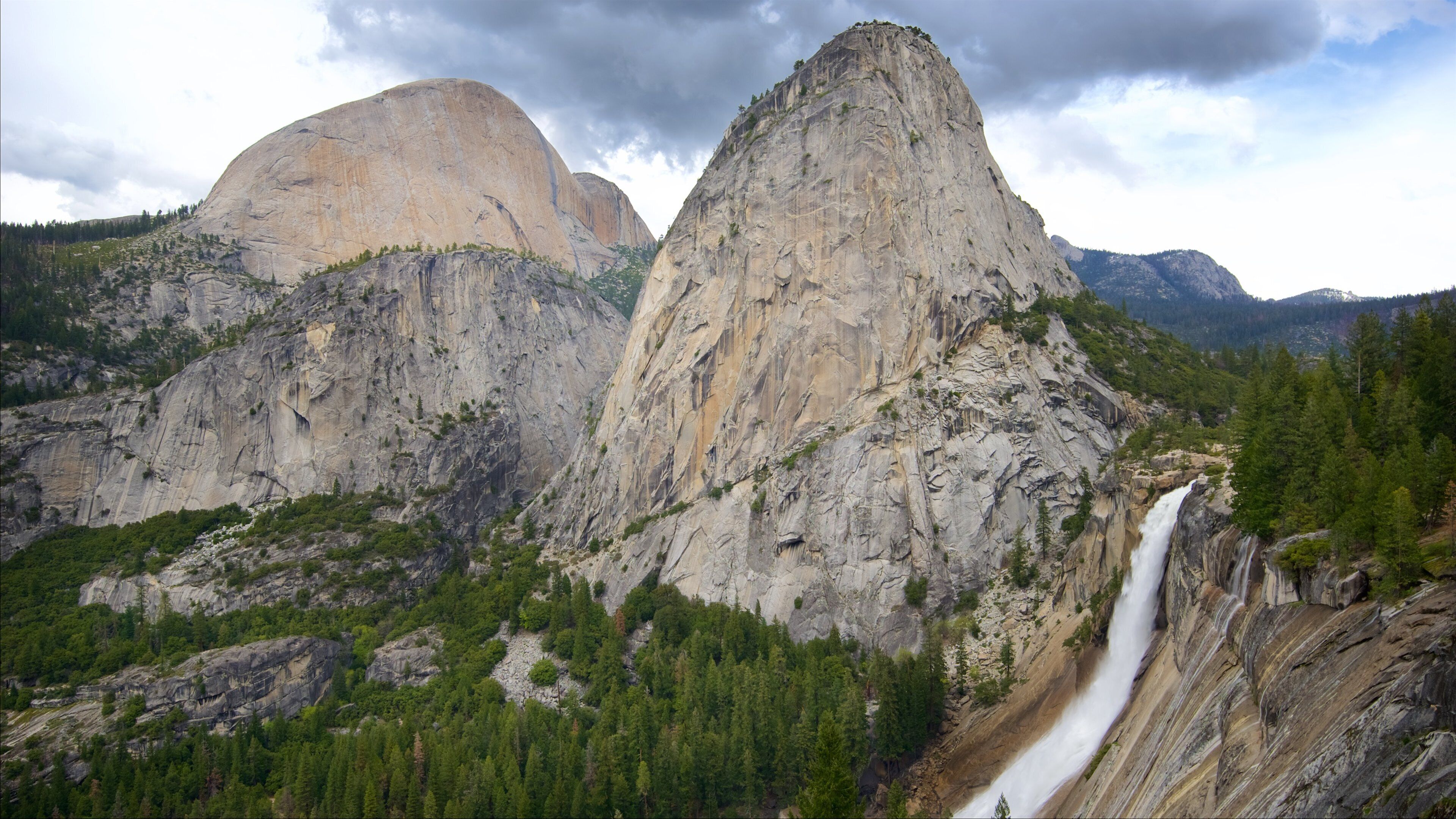 Nevada Falls bevat een cascade, bergen en bos
