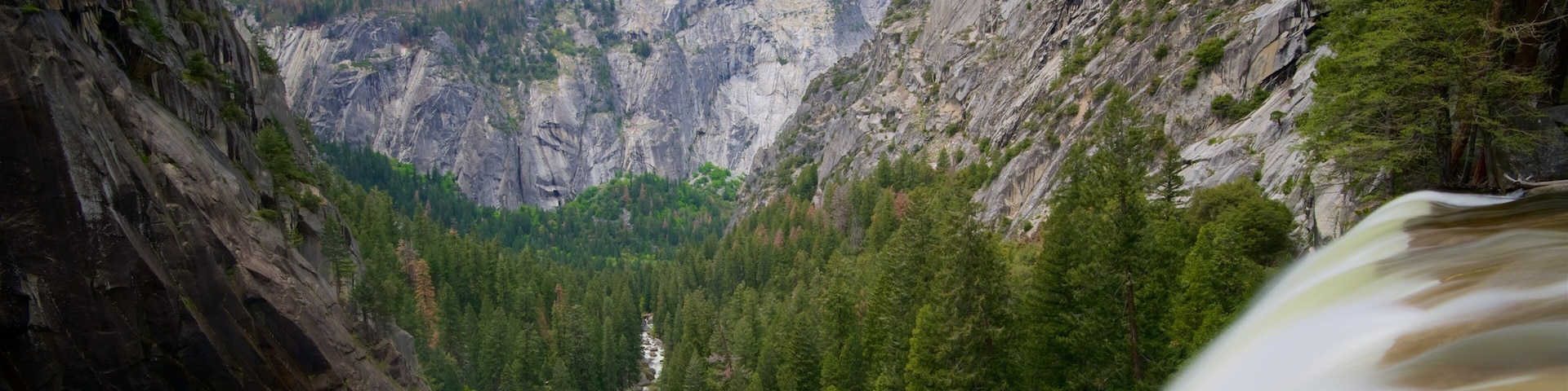 Vernal Falls mostrando montanhas, uma cachoeira e florestas