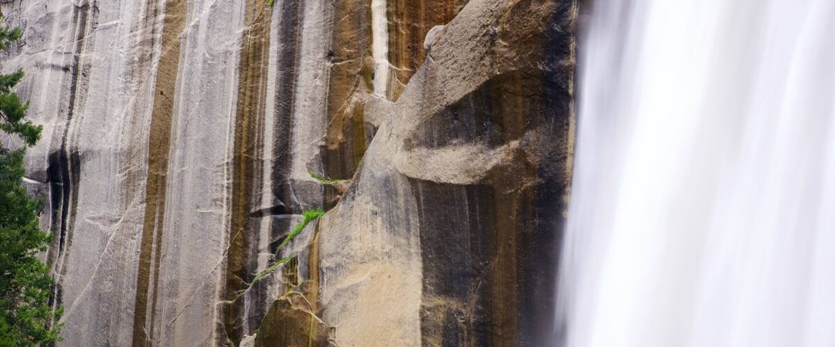 バーナル滝 表示 渓谷あるいは峡谷 と 滝