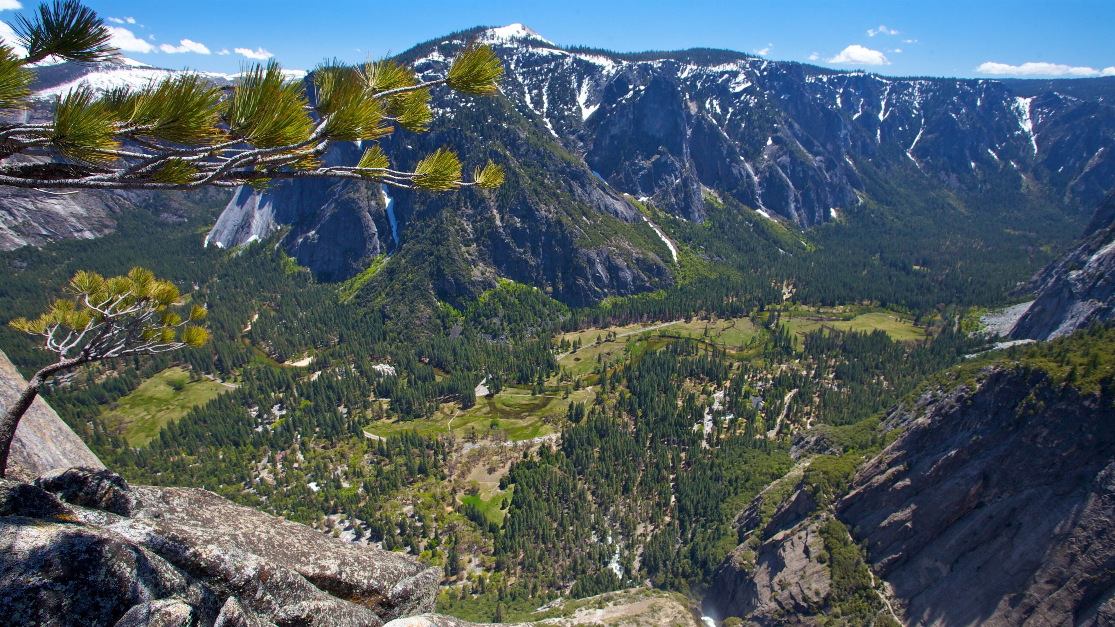Chutes du Yosemite mettant en vedette montagnes