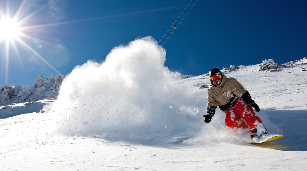 Mammoth Mountain Ski Resort featuring snowboarding and snow
