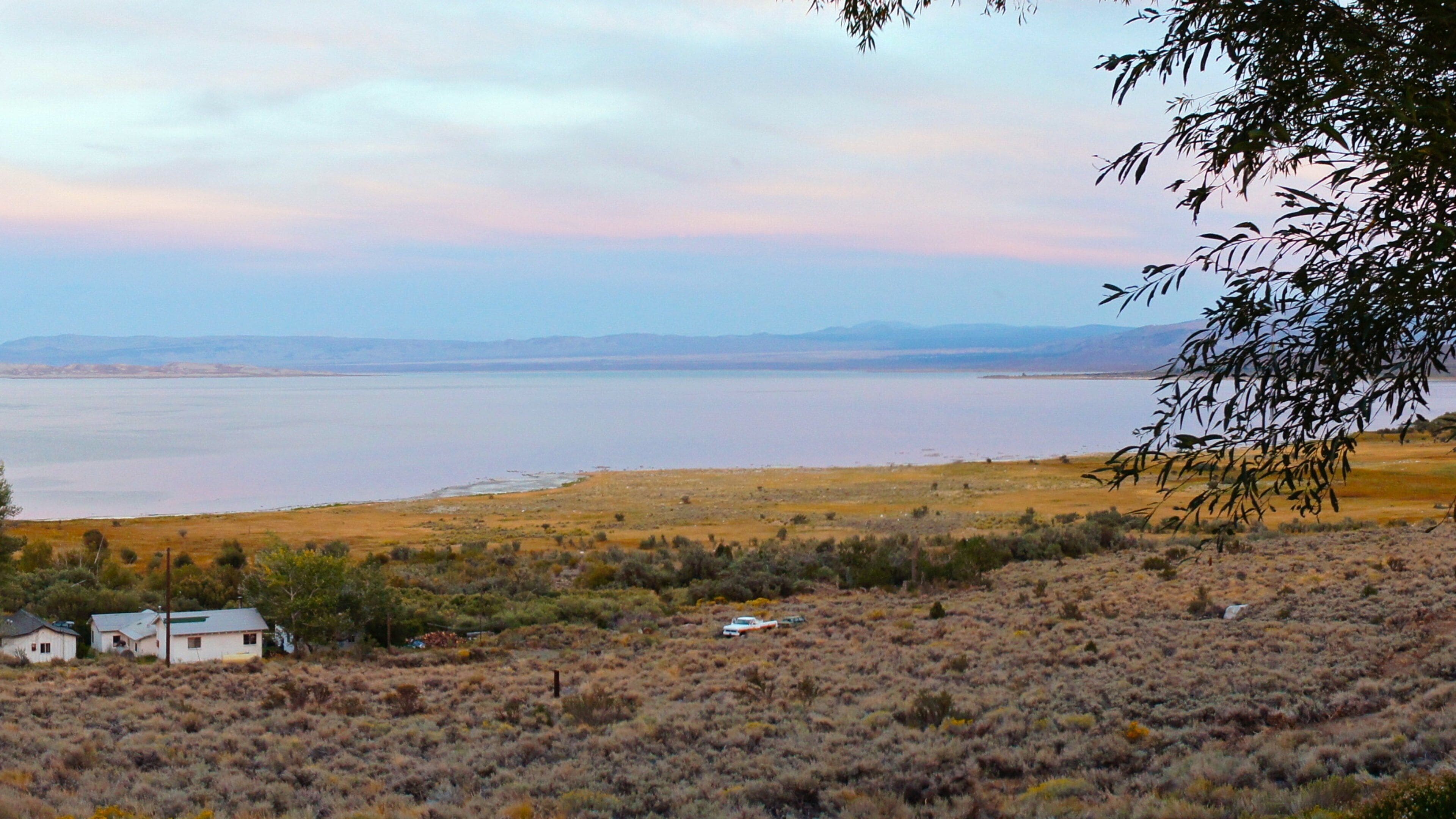 Mono-järvi johon kuuluu järvi tai vesikuoppa ja maisemat