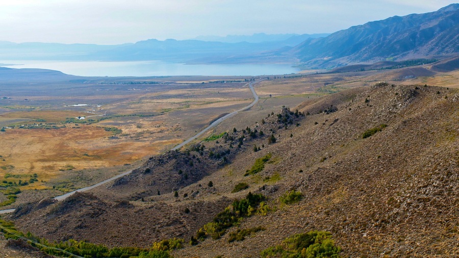 Mono Lake showing mountains, a lake or waterhole and landscape views