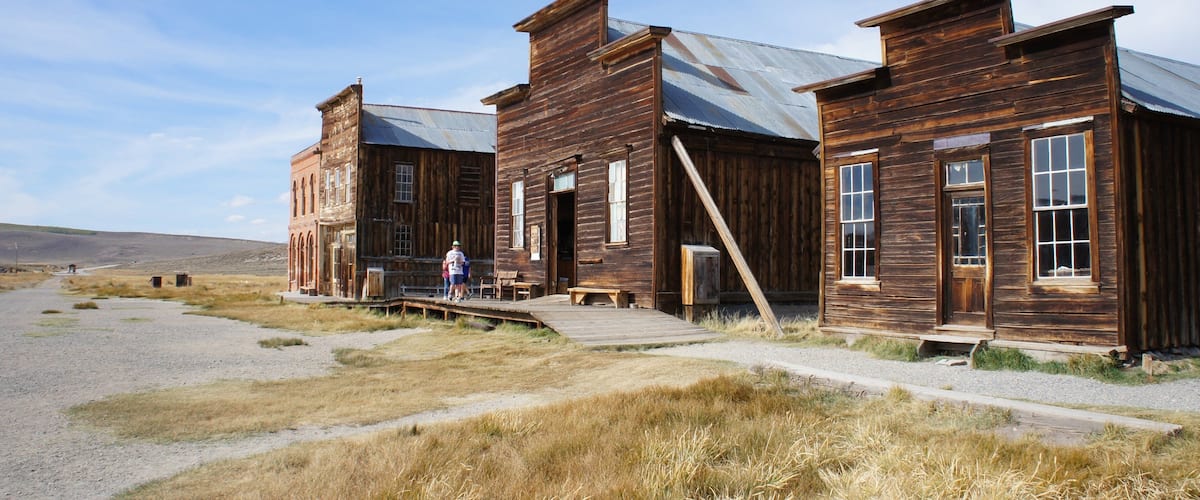 Bodie Historic District which includes heritage architecture, a small town or village and desert views