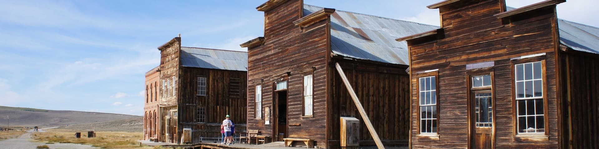 Bodie Historic District which includes heritage architecture, a small town or village and desert views