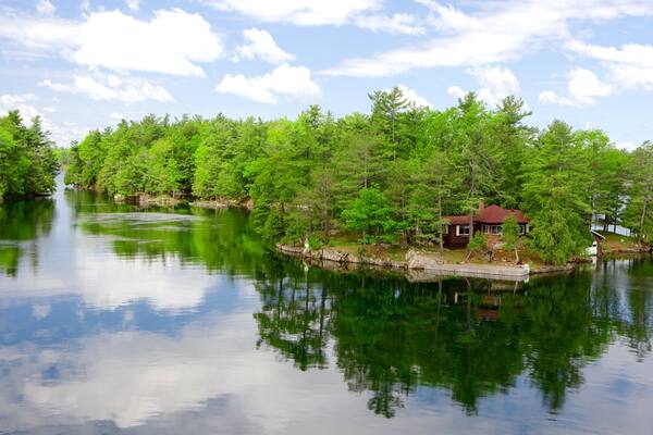 St. Lawrence Islands som visar en Ă„ eller flod och skogslandskap