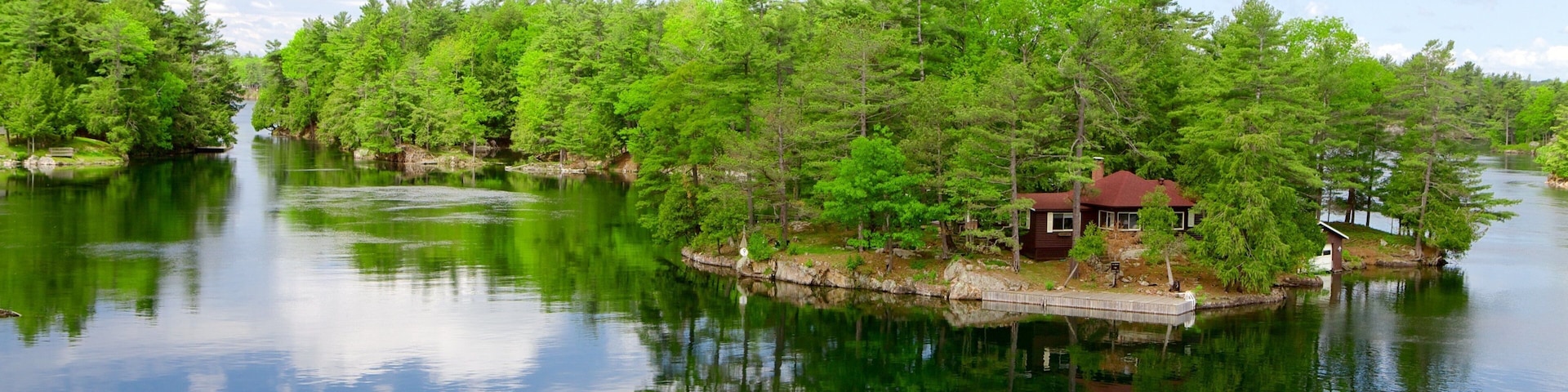 St. Lawrence Islands National Park ofreciendo bosques y un río o arroyo
