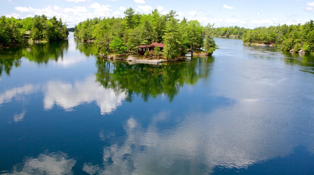 St. Lawrence Islands National Park mostrando um lago ou charco