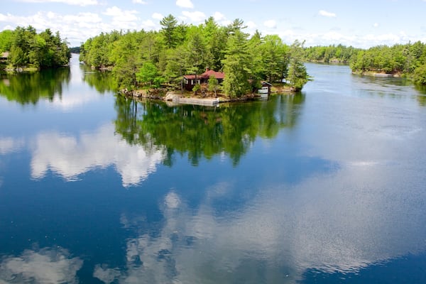 Parc national de St Lawrence Islands mettant en vedette lac ou étang