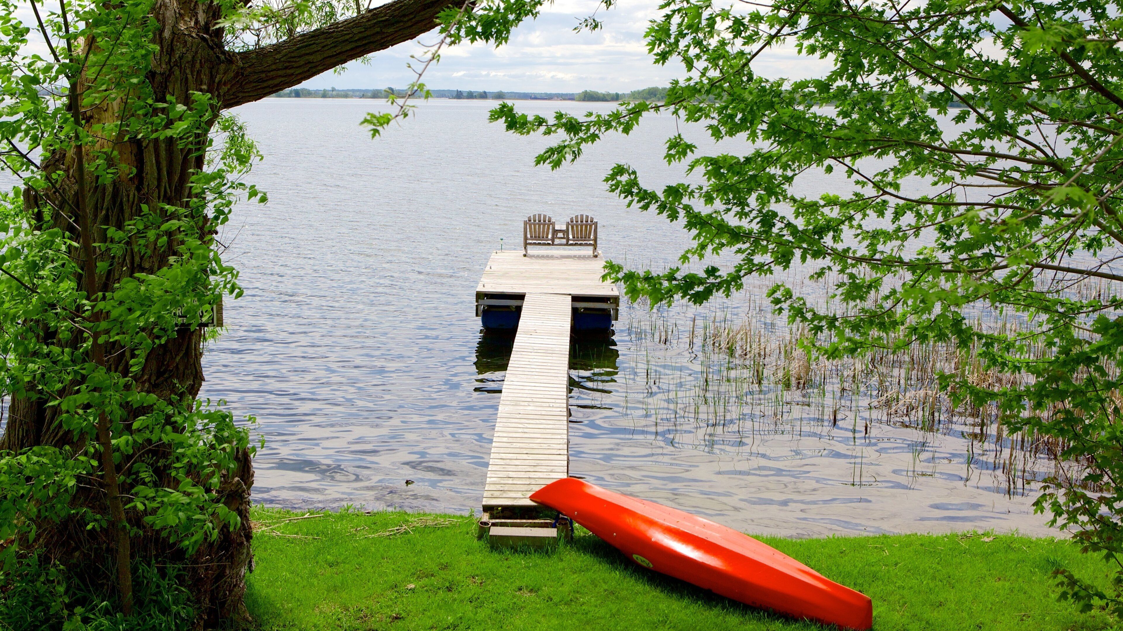 St. Lawrence Islands National Park showing a lake or waterhole