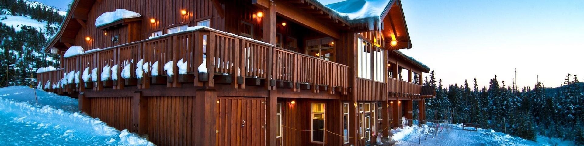 Mount Washington Alpine Resort caracterizando neve e um hotel de luxo ou resort