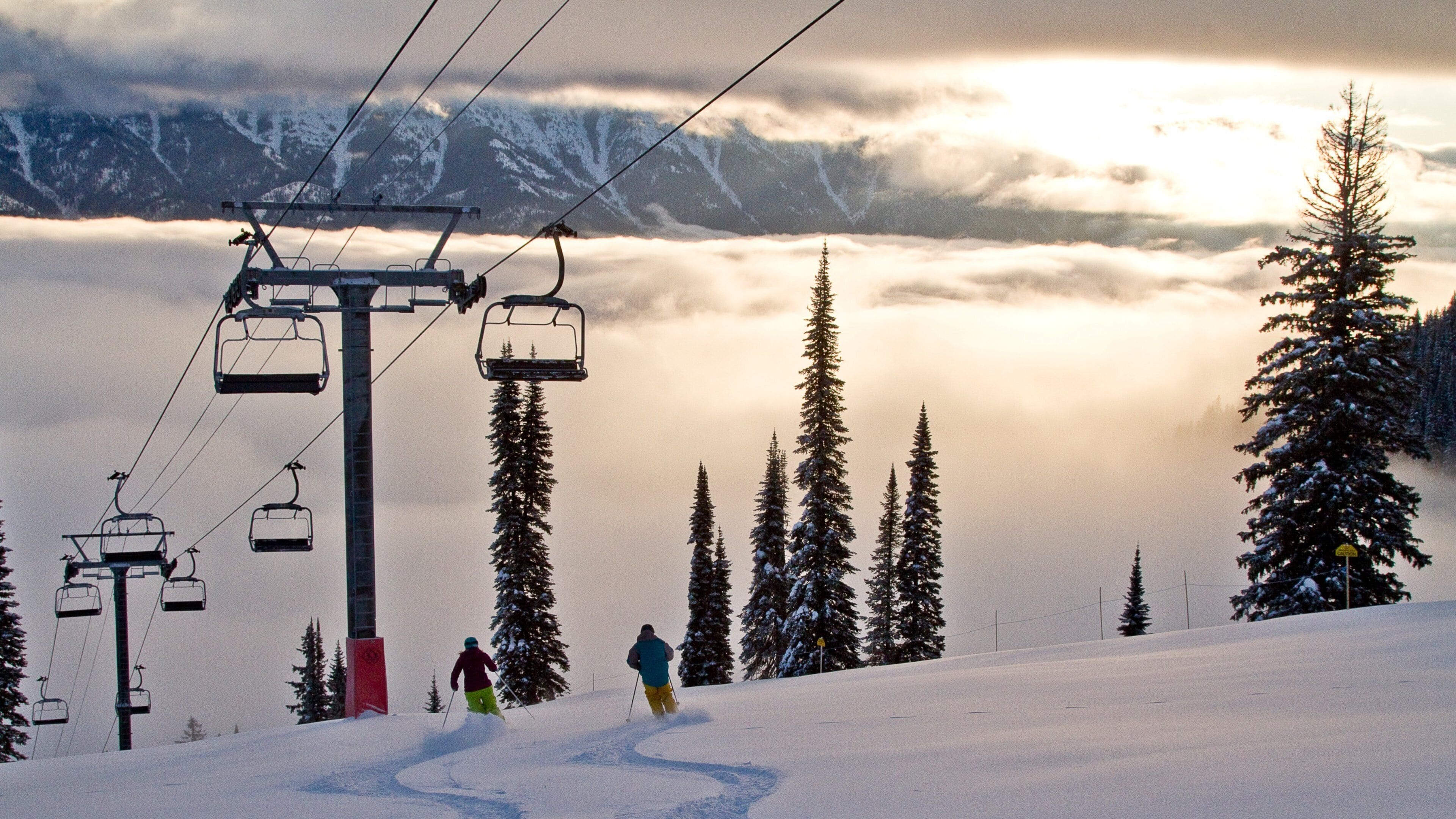 Fernie Alpine Resort showing snow skiing, landscape views and a gondola