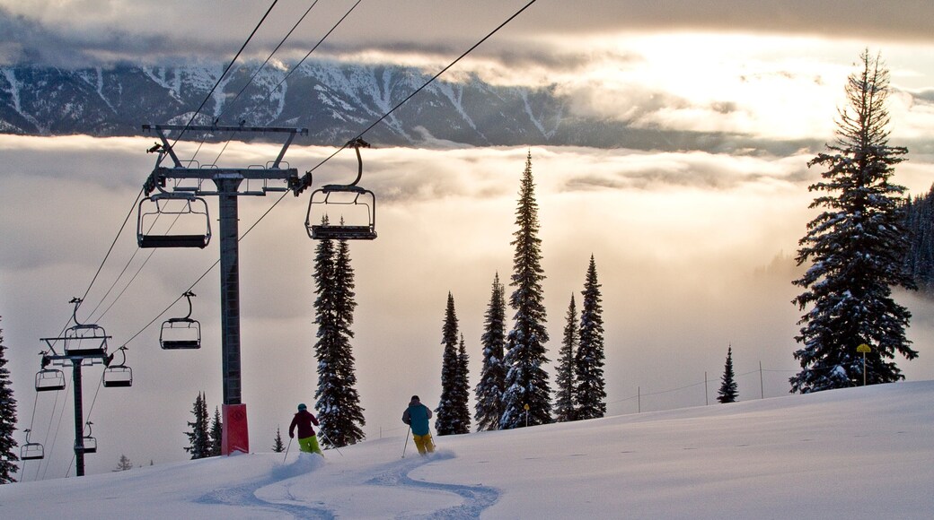 Fernie Alpine Resort mostrando vistas de paisajes, una puesta de sol y una góndola