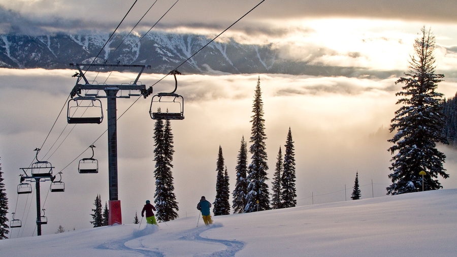 Fernie Alpine Resort mostrando vistas de paisajes, una puesta de sol y una góndola