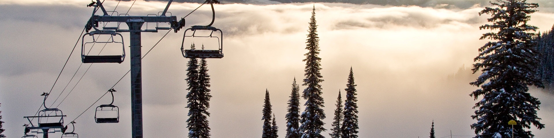 Fernie Alpine Resort showing snow skiing, landscape views and a gondola