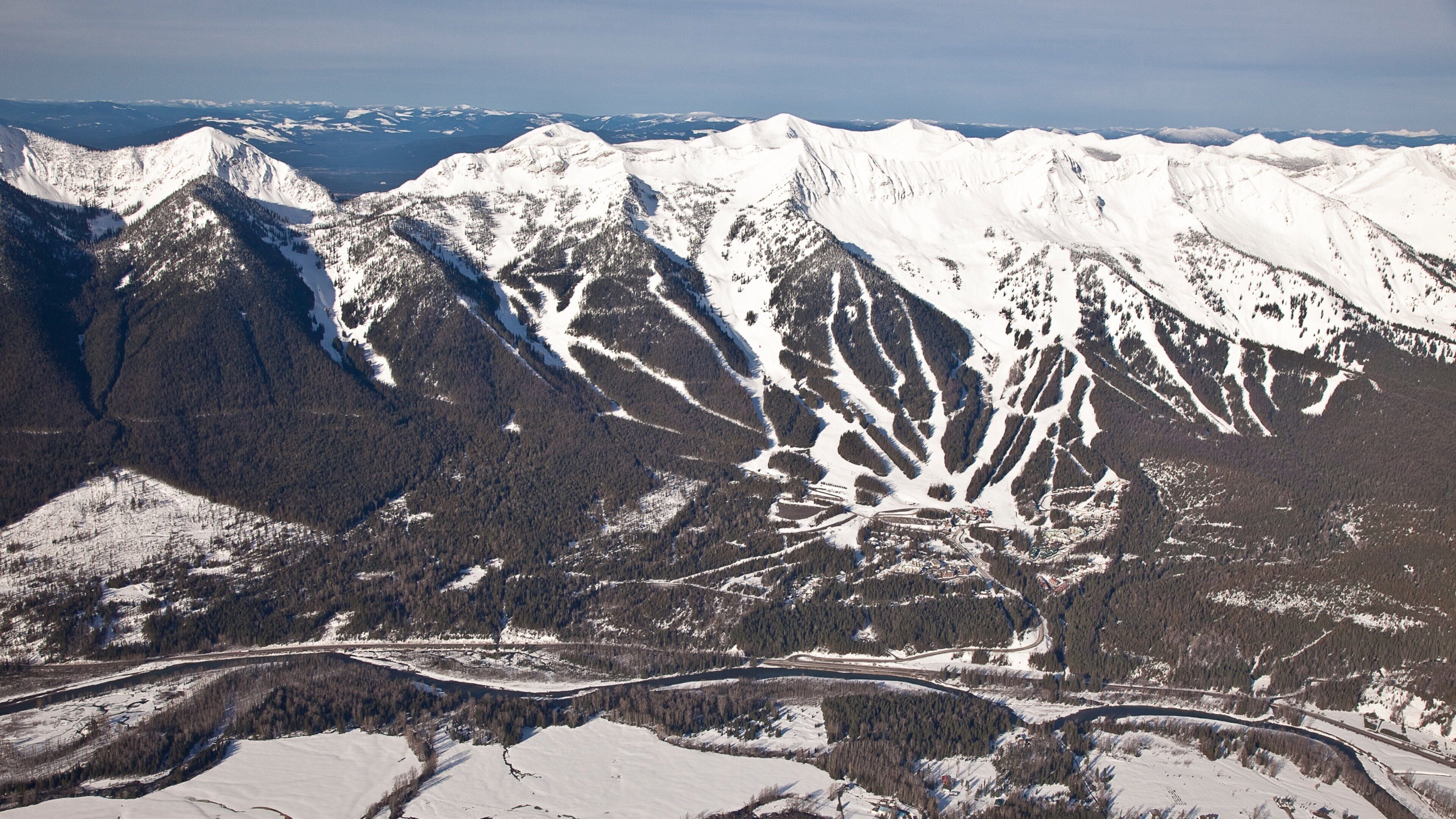 Fernie Alpine Resort ofreciendo montañas, vistas de paisajes y nieve