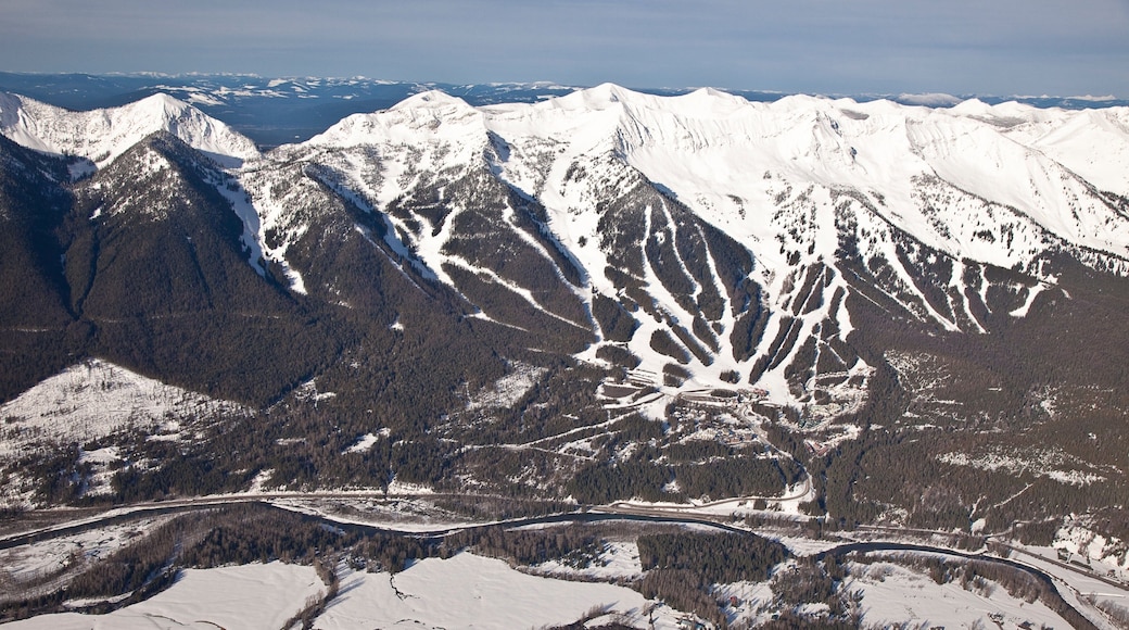 Fernie Alpine Resort ofreciendo montañas, vistas de paisajes y nieve