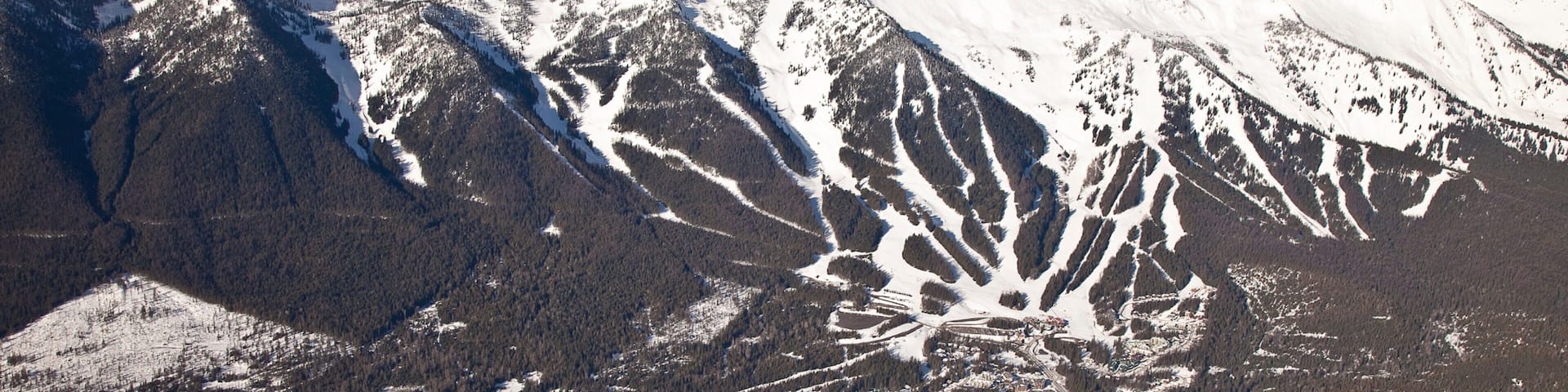 Fernie Alpine Resort which includes mountains, snow and landscape views