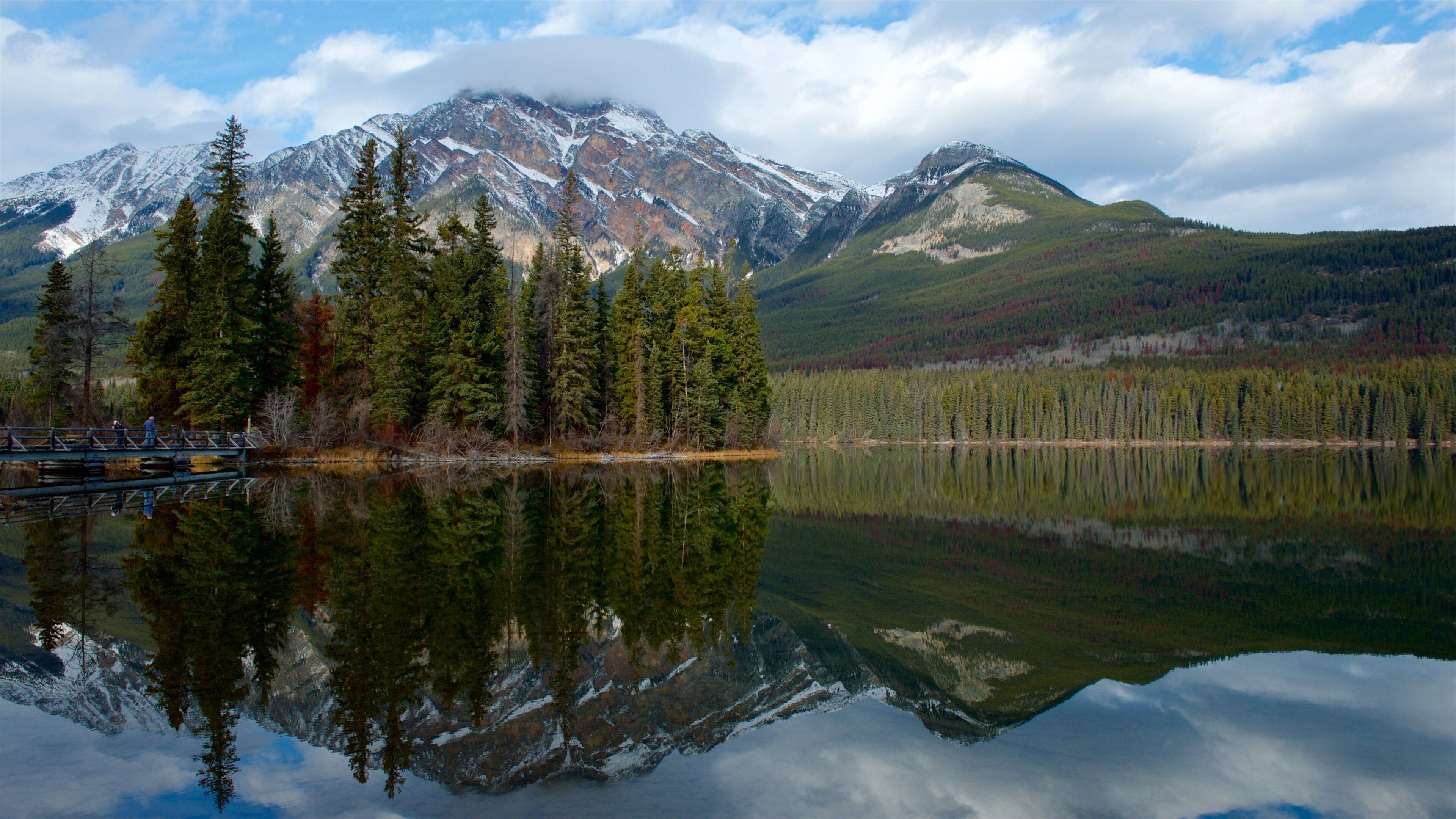 Jasper National Park som viser elv eller bekk, rolig landskap og fjell
