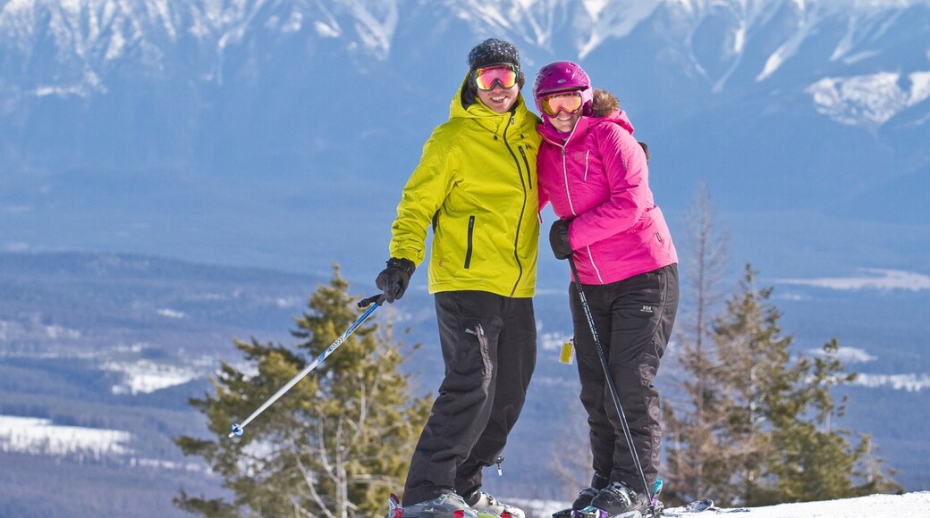 Kimberley Alpine Resort showing snow skiing and snow as well as a couple