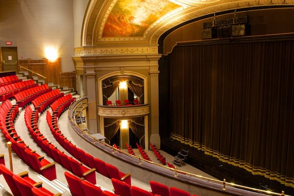 Grand Theatre mit einem Theater und Innenansichten