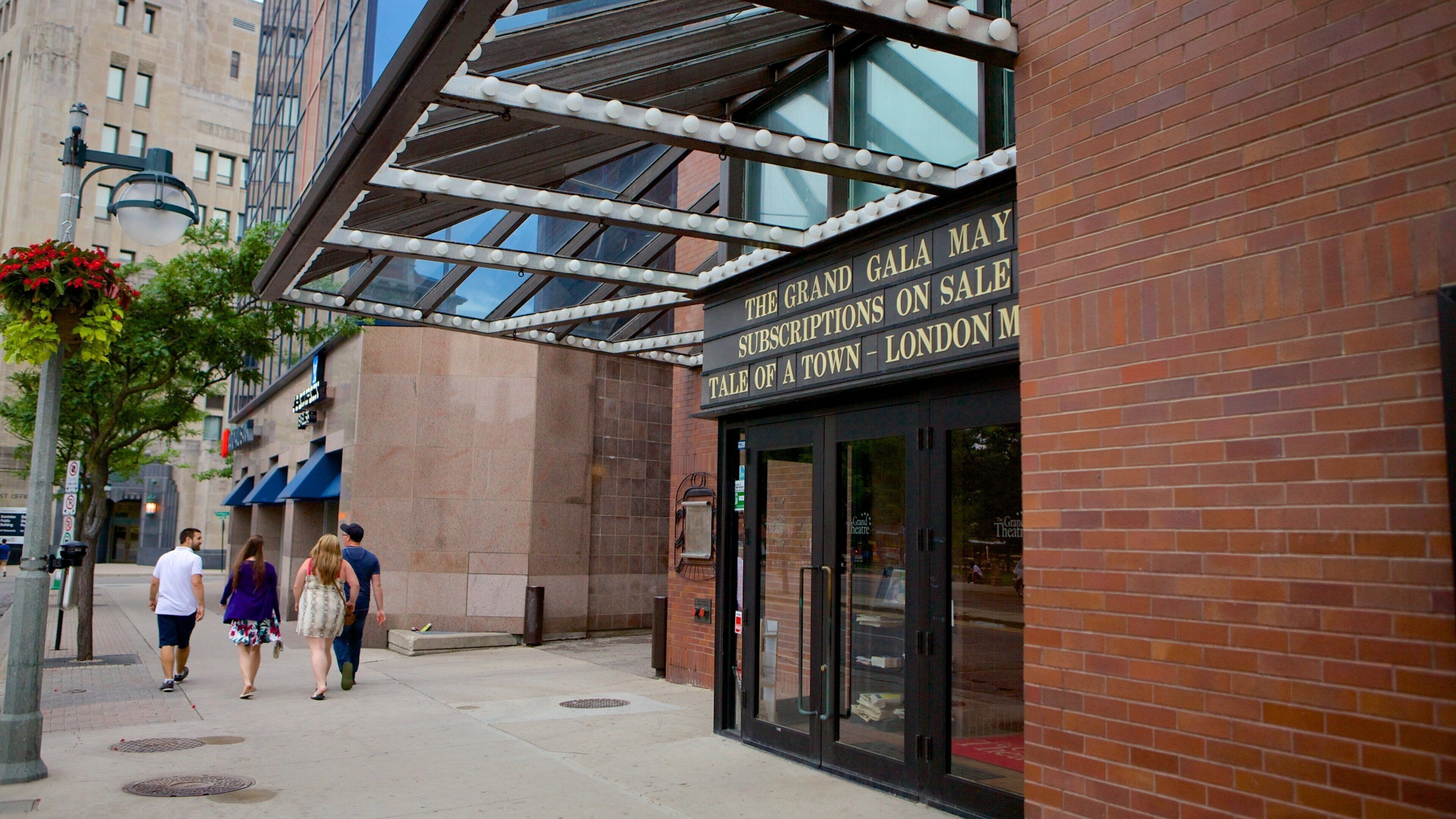 Grand Theatre mostrando imágenes de calles