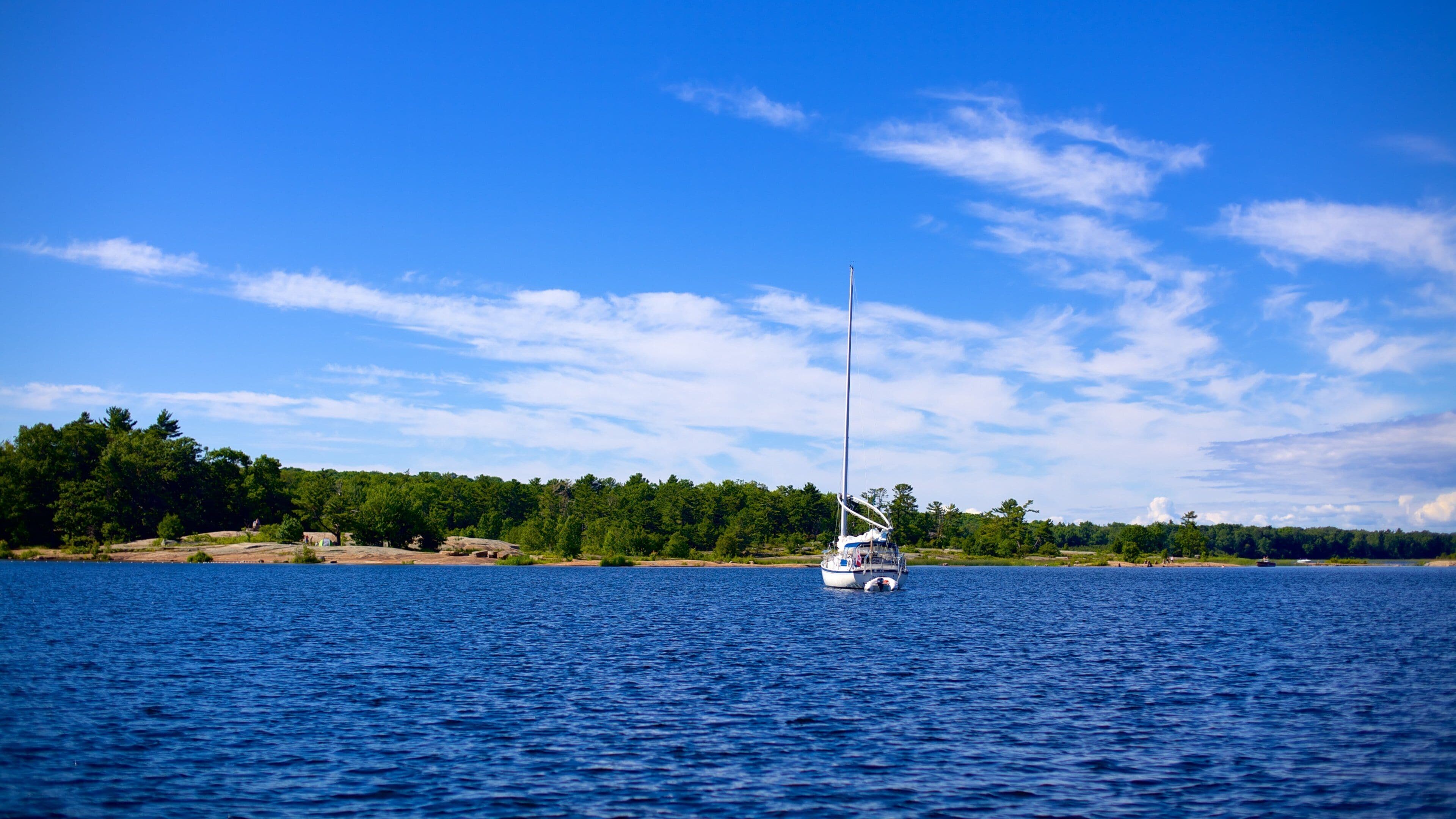 Georgian Bay Islands National Park welches beinhaltet Inselansicht, Bootfahren und Bucht oder Hafen