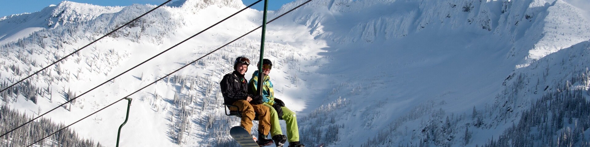 Whitewater Ski Resort ofreciendo montañas, una góndola y nieve