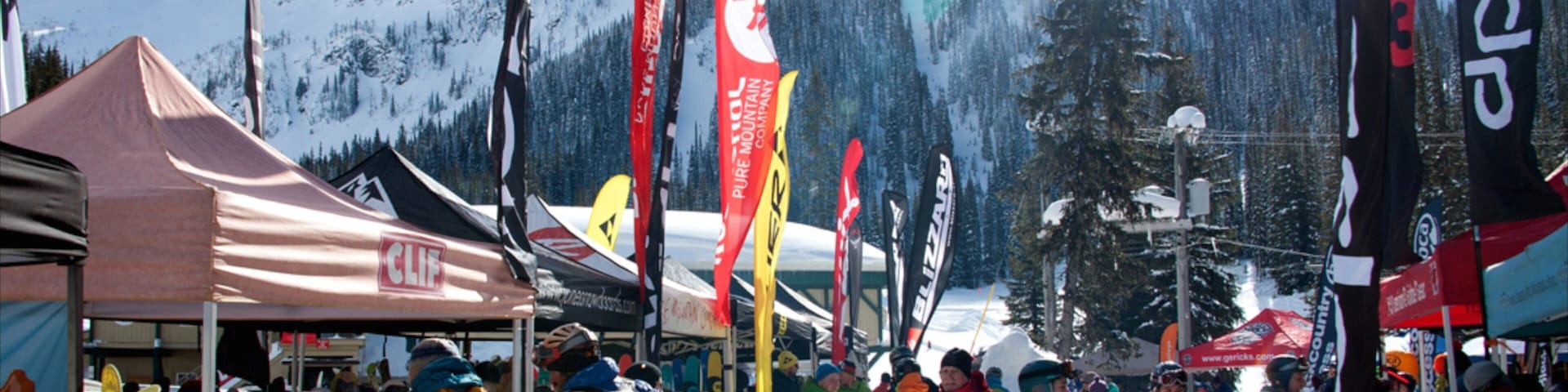 Whitewater Ski Resort ofreciendo nieve y montañas y también un grupo grande de personas