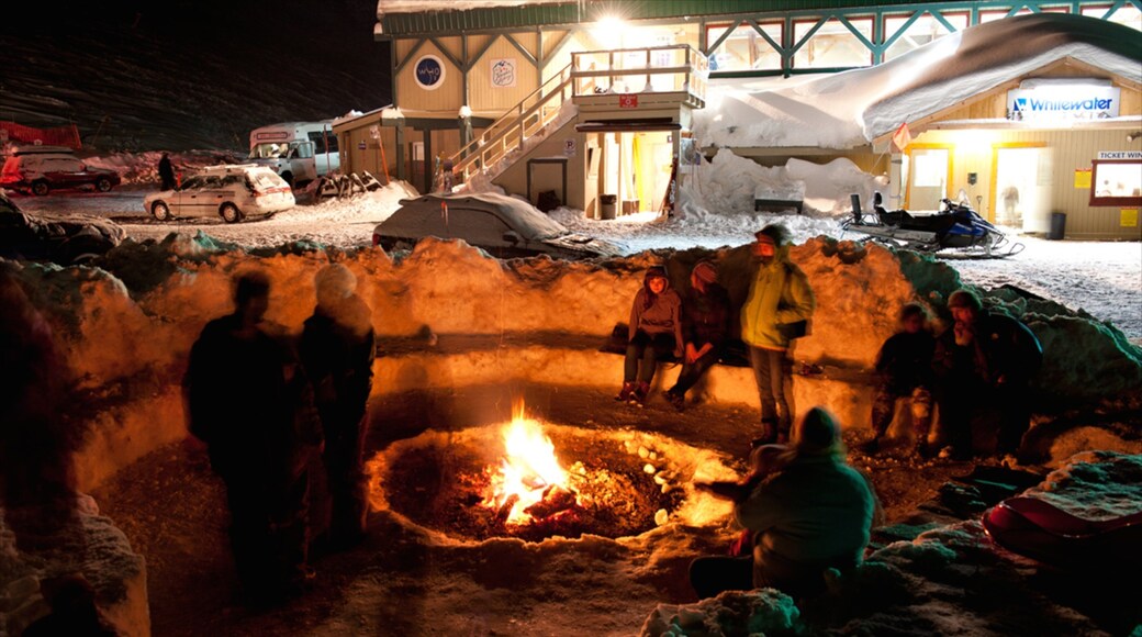 Whitewater Ski Resort fasiliteter samt nattbilder, uteliv og snø