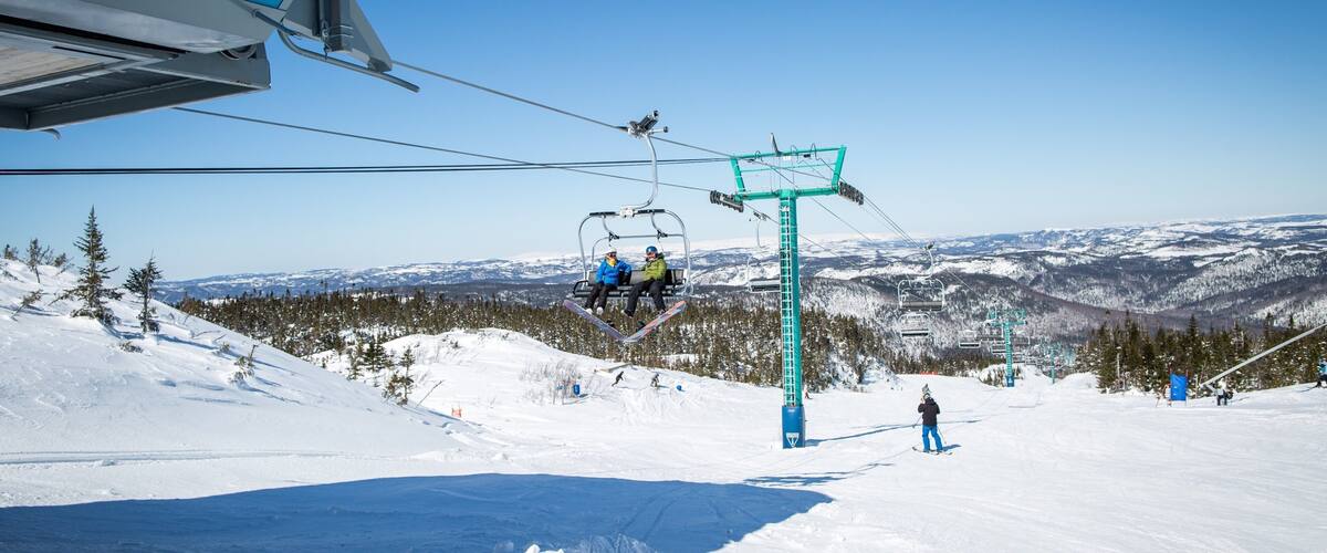 Marble Mountain som visar en gondola och snö