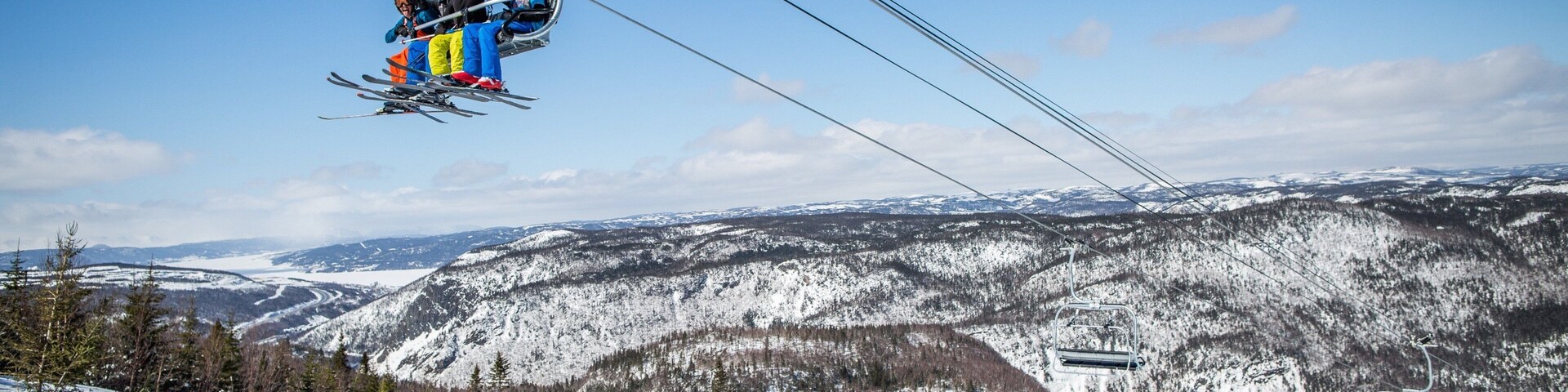Marble Mountain ofreciendo esquí, una góndola y montañas