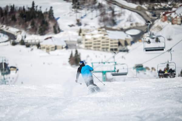 Marble Mountain showing snow, snow skiing and a gondola