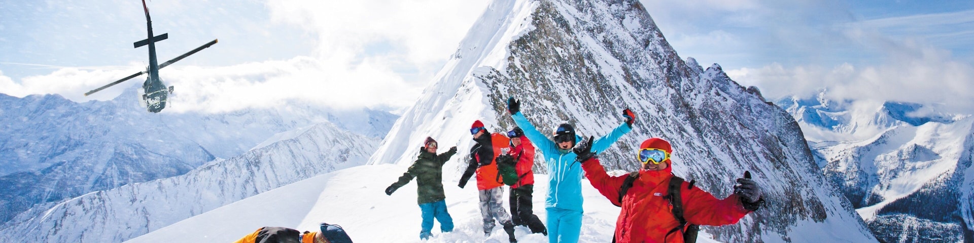 Estación de esquí Panorama Mountain que incluye nieve, montañas y raquetas de nieve