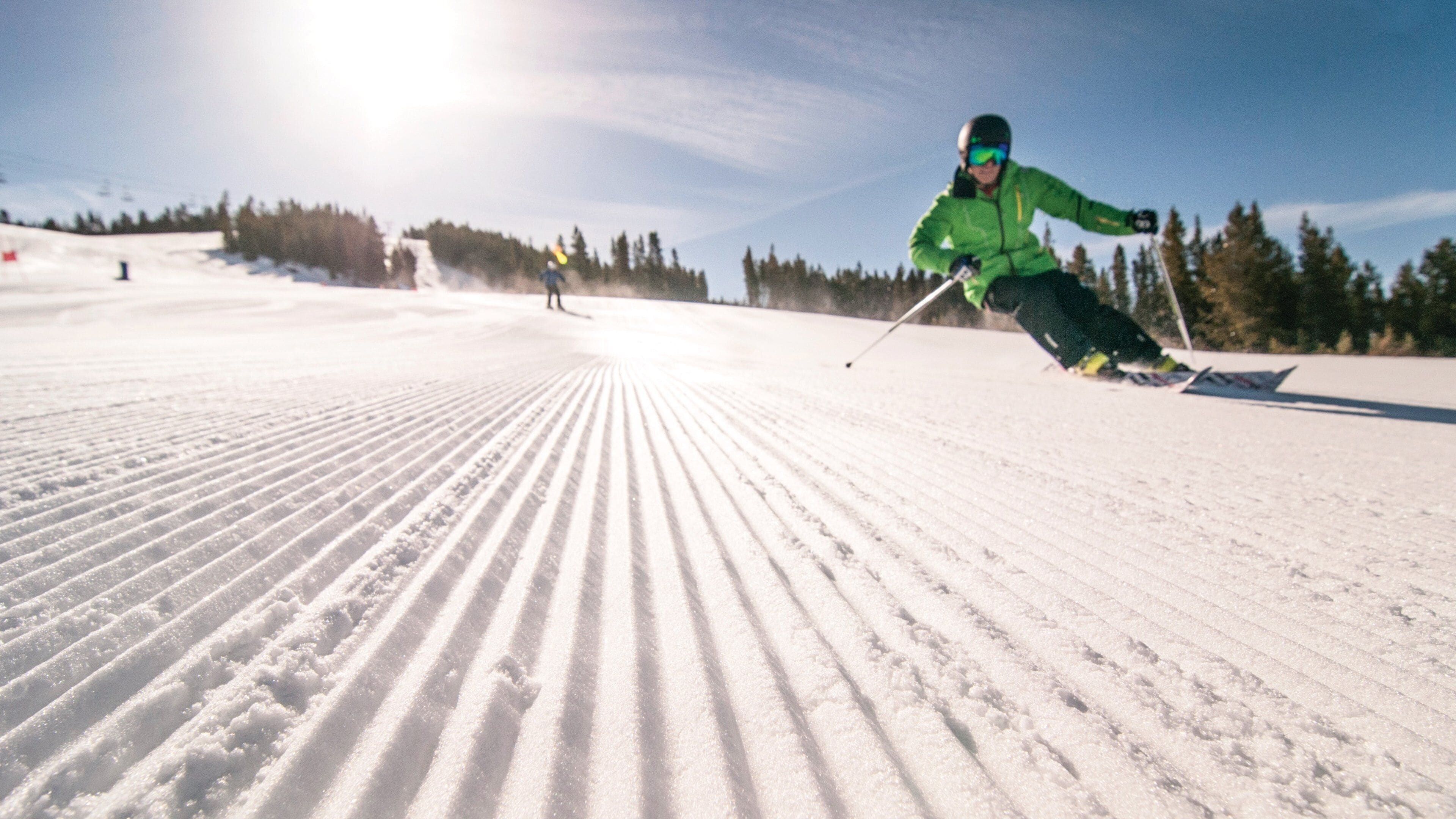 ลานสกีภูเขาพาโนรามา แสดง หิมะ และ สกีหิมะ ตลอดจน ผู้ชาย