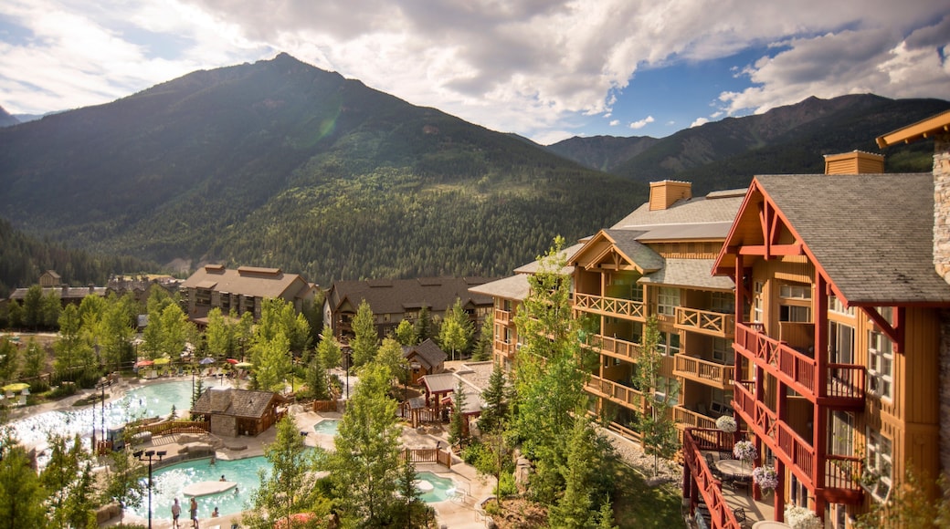 Estación de esquí Panorama Mountain mostrando un hotel o resort de lujo, montañas y una alberca