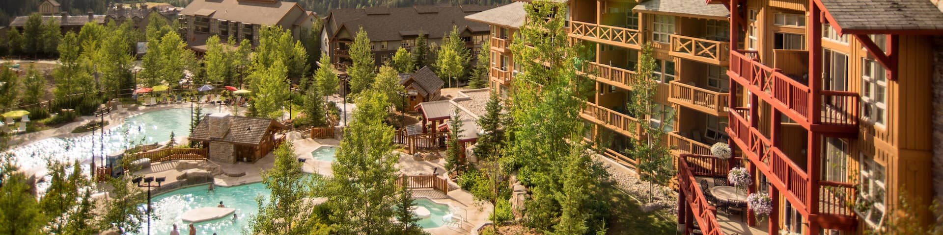 Station de ski de Panorama Mountain mettant en vedette petite ville ou village, piscine et hĂŽtel ou complexe de luxe