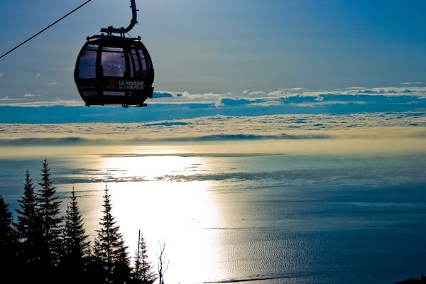 Le Massif de Charlevoix showing a river or creek and a gondola