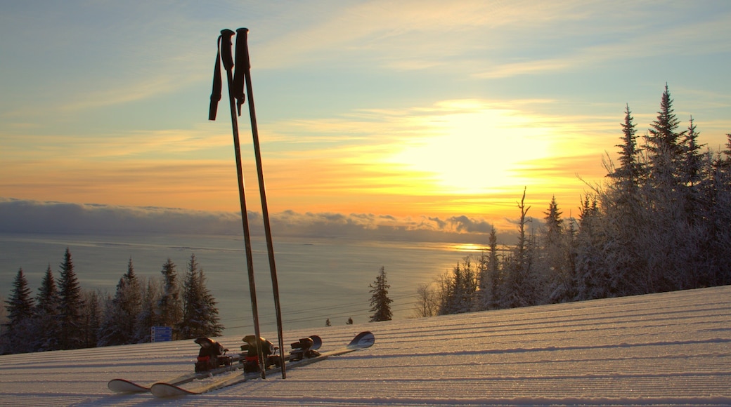 Le Massif de Charlevoix which includes a sunset, snow skiing and snow