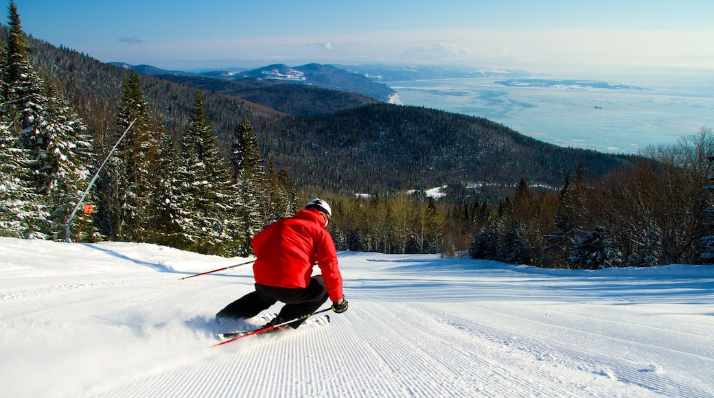 Estación de esquí Le Massif de Charlevoix que incluye esquiar en la nieve, un río o arroyo y nieve