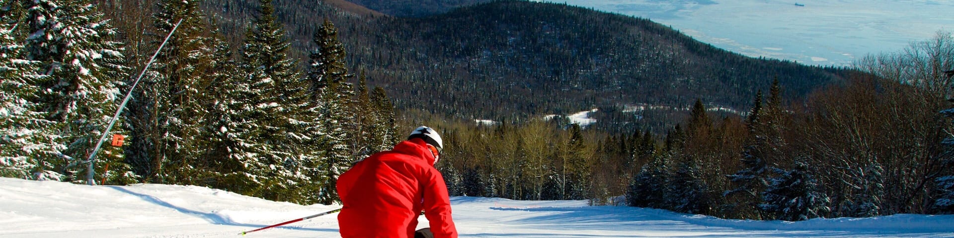 Le Massif de Charlevoix showing snow skiing, a river or creek and snow
