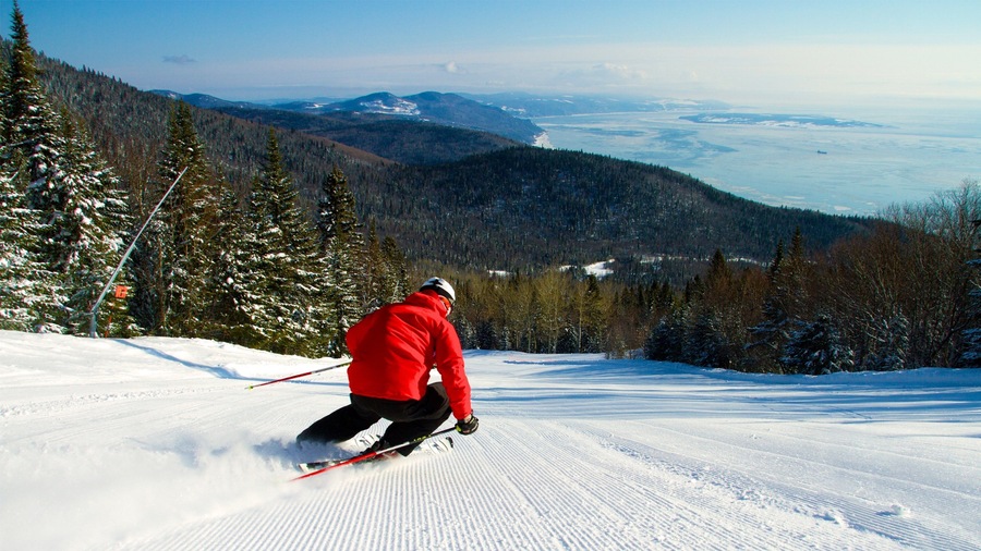 Le Massif de Charlevoix showing snow skiing, a river or creek and snow