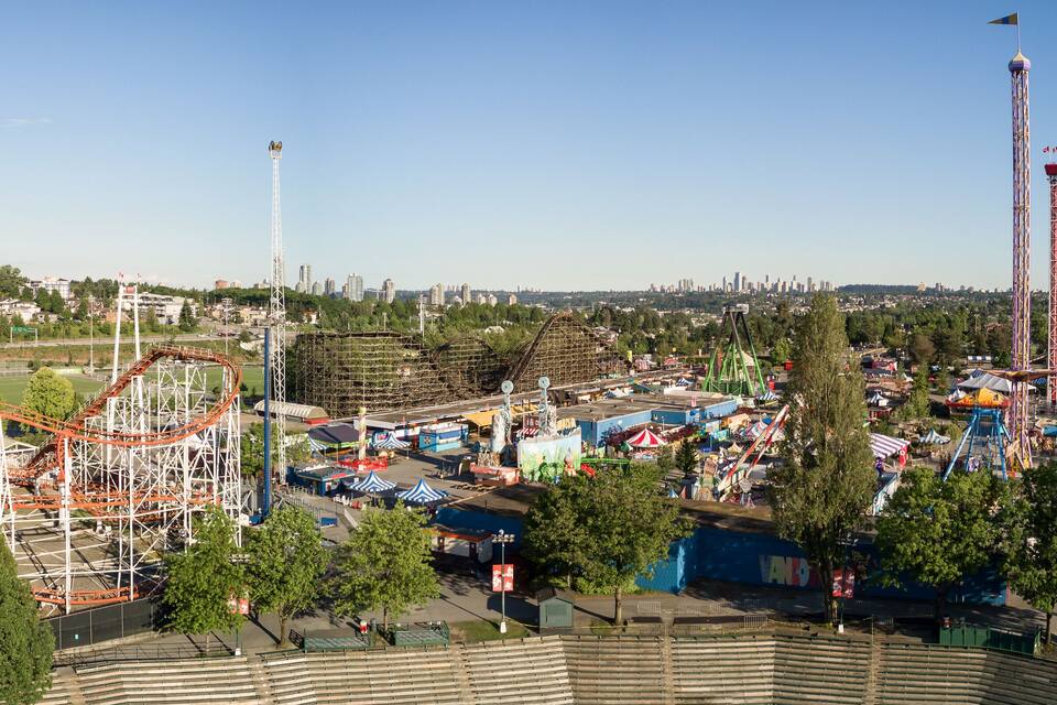 Ein Freizeitpark mit Achterbahnen und Riesenrad.