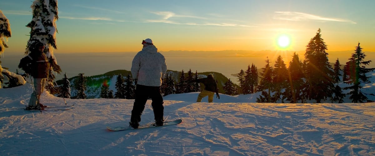 Cypress Mountain johon kuuluu maisemat, lunta ja lumilautailu