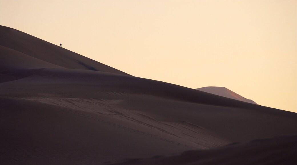 Parque Nacional Great Sand Dunes mostrando vistas al desierto, vistas de paisajes y una puesta de sol