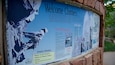 Letrero de bienvenida para escaladores en el Parque Estatal Cañón Eldorado con información de emergencia y pautas de escalada.