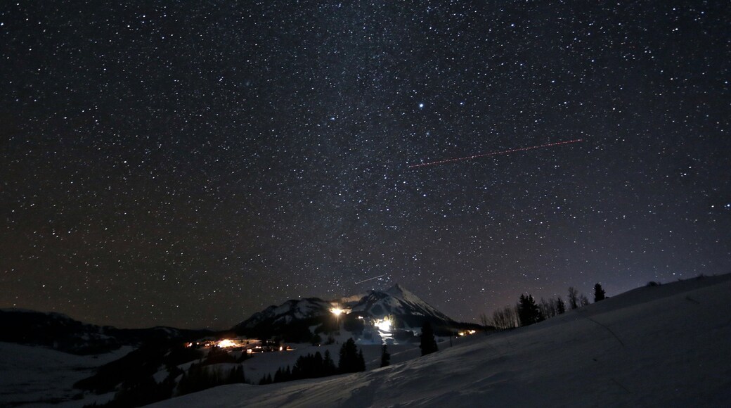 Crested Butte Mountain Resort som inkluderer snø og nattbilder