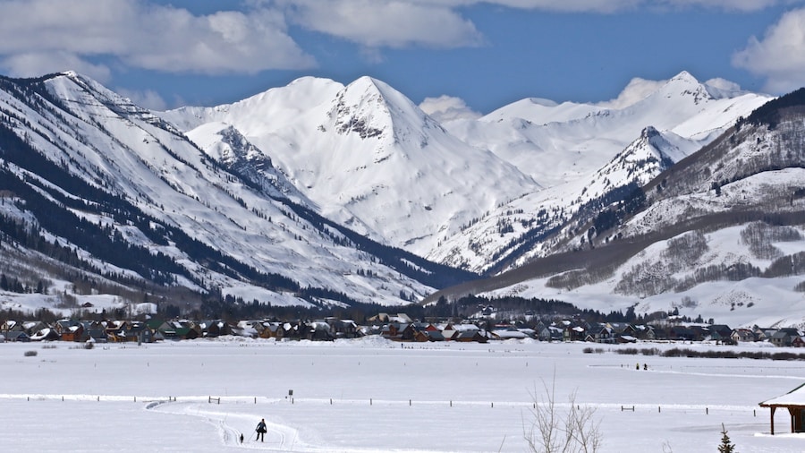 Crested Butte Mountain Resort bevat bergen, sneeuw en een klein stadje of dorpje