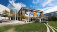 Ein modernes Kulturzentrum mit einer großen Glaskuppel und mehreren Werbeanzeigen.